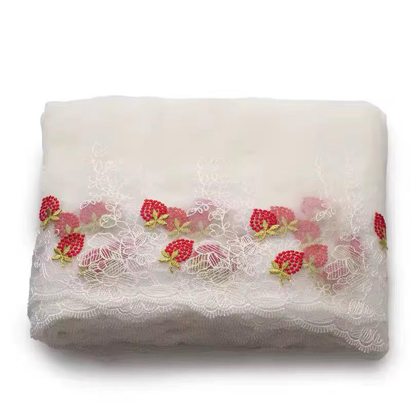 Encaje bordado blanco con diseño de fresas rojas y hojas verdes, 18.5 cm de ancho