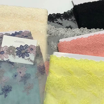 Encaje bordado amo, de malla doble cara, 18 cm de ancho con diseño floral en tonos pastel.