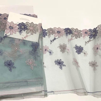 Encaje bordado amo, de malla doble cara, 18 cm de ancho con diseño floral en tonos pastel.