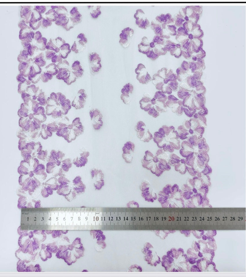 Encaje bordado delicado color morado en tul malla morado de 26cm de ancho para lencería elegante
