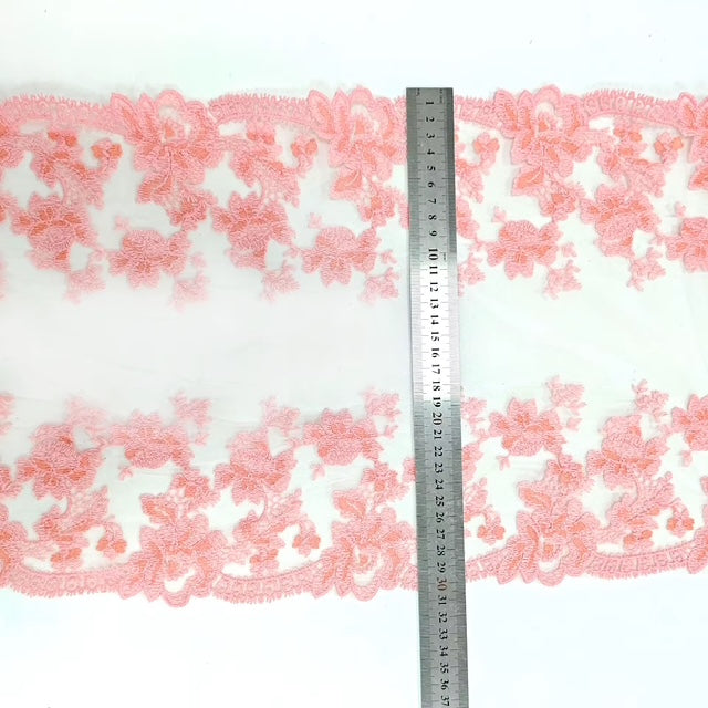 Detalle de encaje con diseño de hojas y flores rosa para lencería romántica
