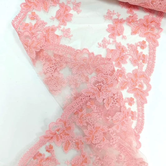 Encaje bordado con patrón de hojas en tul con flores rosa de 30cm de ancho
