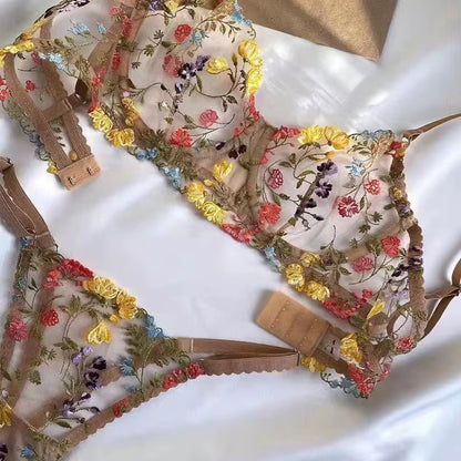 Detalle de encaje multicolor con diseño floral en malla

