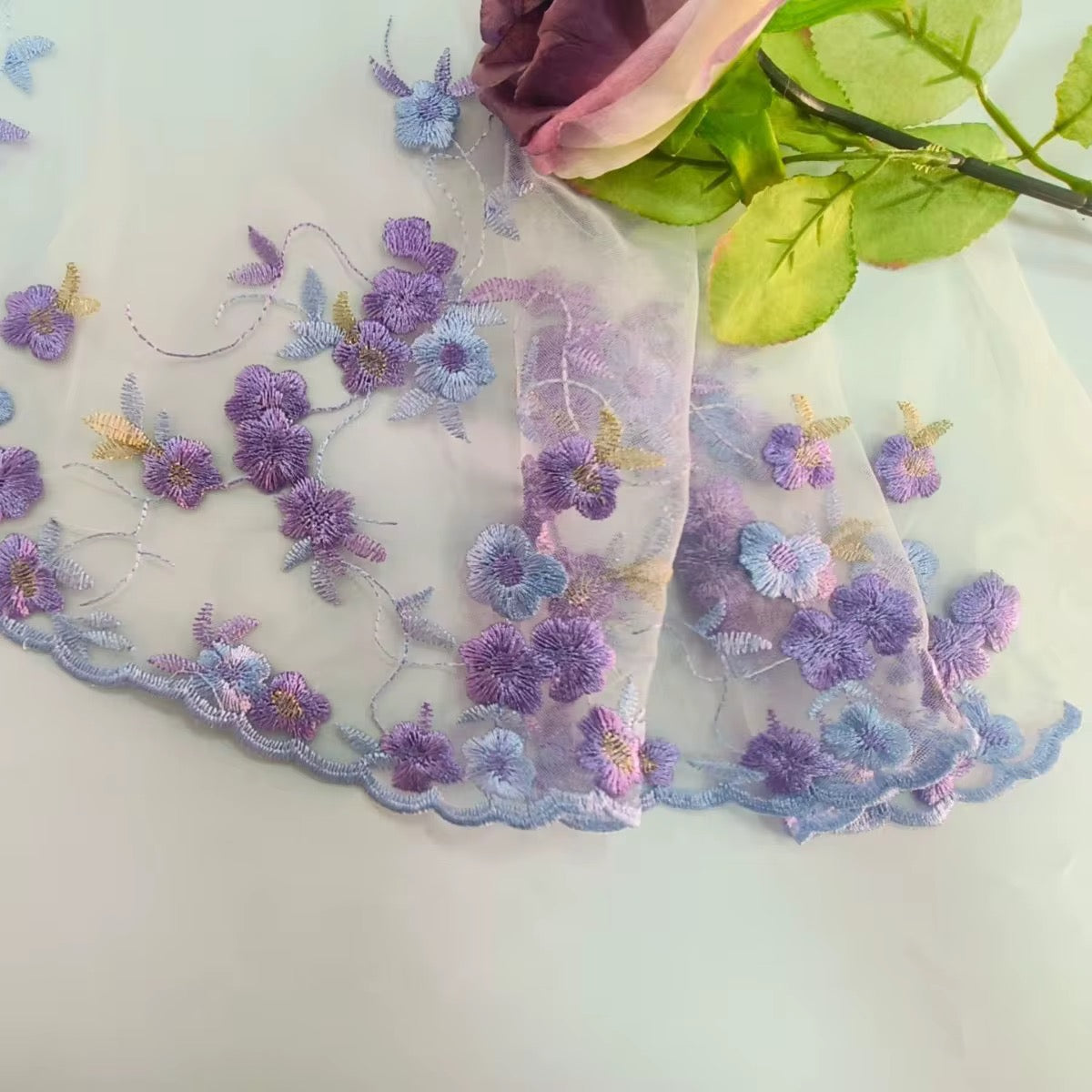 Adorno de encaje bordado floral multicolor, morado y azul de 25cm para lencería

