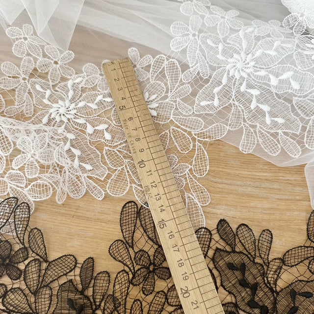 Encaje guipur floral con diseño bordado, 17.5 cm de ancho