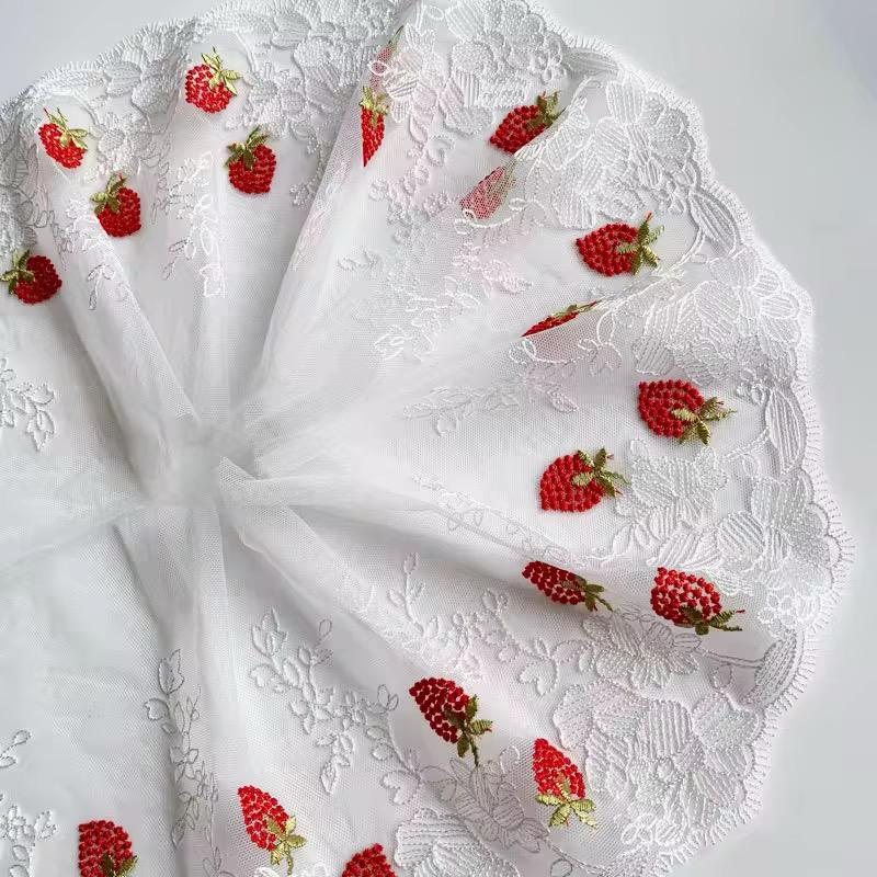 Encaje bordado blanco con diseño de fresas rojas y hojas verdes, 18.5 cm de ancho