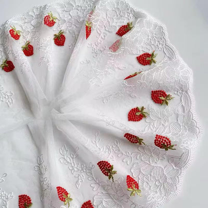 Encaje bordado blanco con diseño de fresas rojas y hojas verdes, 18.5 cm de ancho
