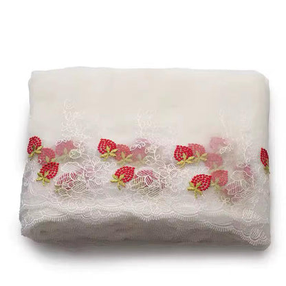 Encaje bordado blanco con diseño de fresas rojas y hojas verdes, 18.5 cm de ancho