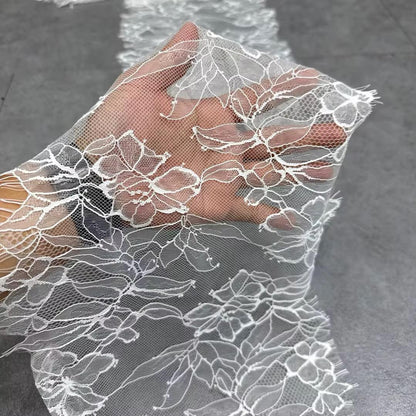 Encaje chantillí bordado floral en Malla 25 cm de ancho. (3 m por pieza)
