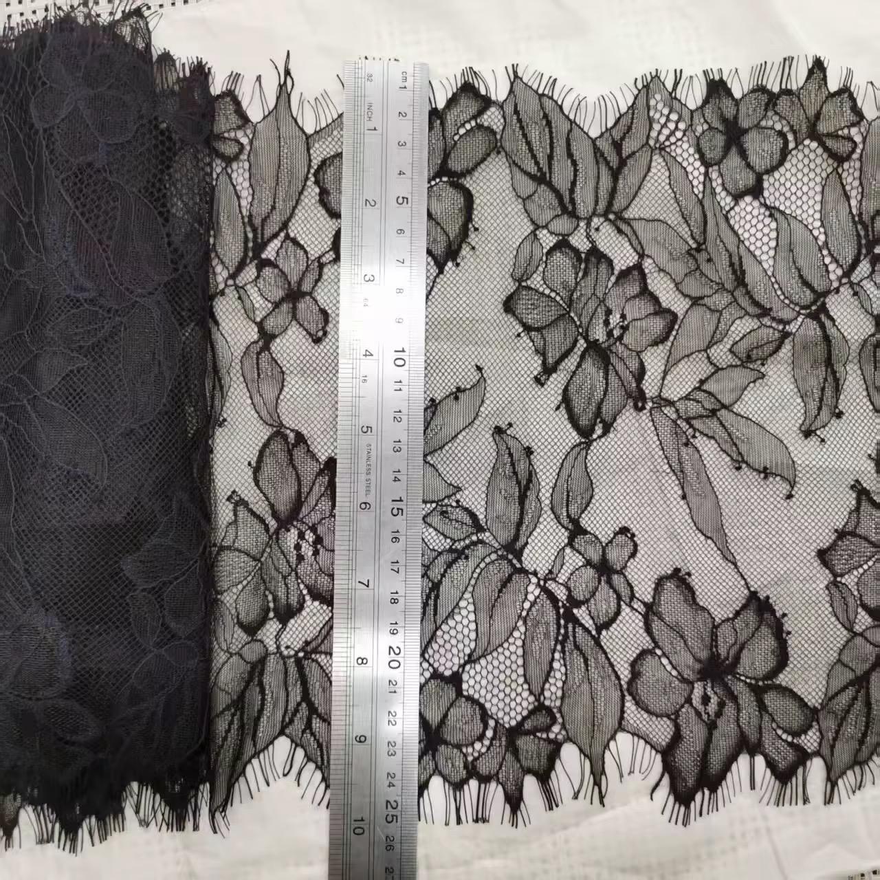 Encaje chantillí bordado floral en Malla 25 cm de ancho. (3 m por pieza)