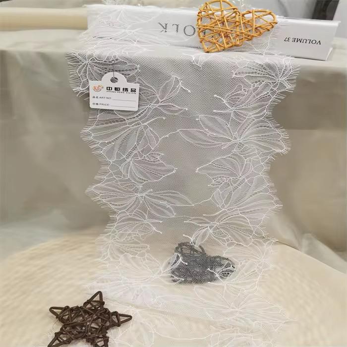 Hermoso encaje Chantillí Bordado 20 cm – 100% Poliéster (Pieza de 3 m)