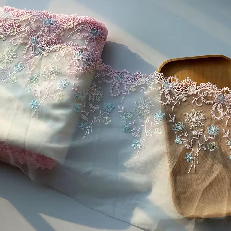 Encaje bordado sobre boile suave con flores grandes rosas, 20 cm de ancho