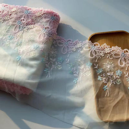 Encaje bordado sobre boile suave con flores grandes rosas, 20 cm de ancho