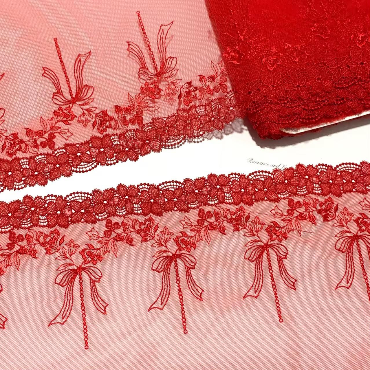 Encaje bordado rojo imperial con diseño floral y orilla festoneada, 23 cm de ancho