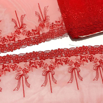Encaje bordado rojo imperial con diseño floral y orilla festoneada, 23 cm de ancho