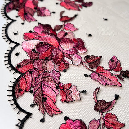 Detalle de tela de encaje bordado floral colorido para lencería
