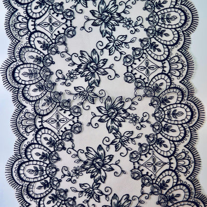 Encaje negro con bordado floral y bordes decorados para lencería elegante
