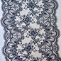 Encaje negro con bordado floral y bordes decorados para lencería elegante
