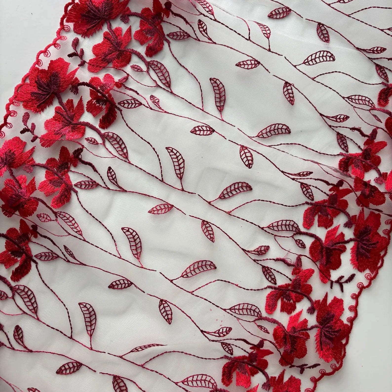 Encaje floral rojo en malla de 33cm de ancho para lencería y vestidos
