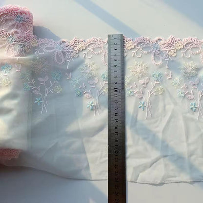 Encaje bordado sobre boile suave con flores grandes rosas, 20 cm de ancho