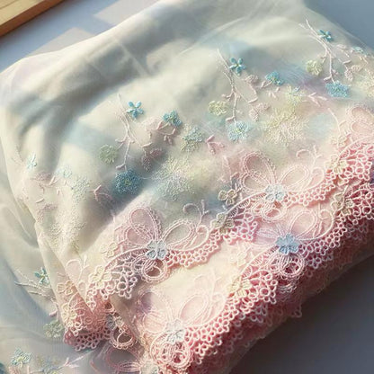 Encaje bordado sobre boile suave con flores grandes rosas, 20 cm de ancho