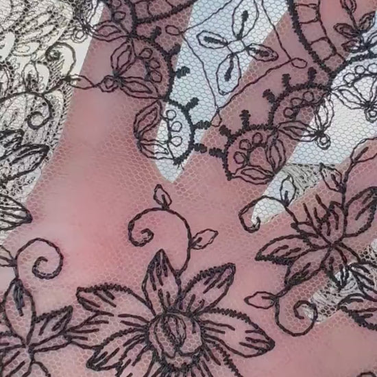 Encaje negro bordado con flores y bordes decorativos