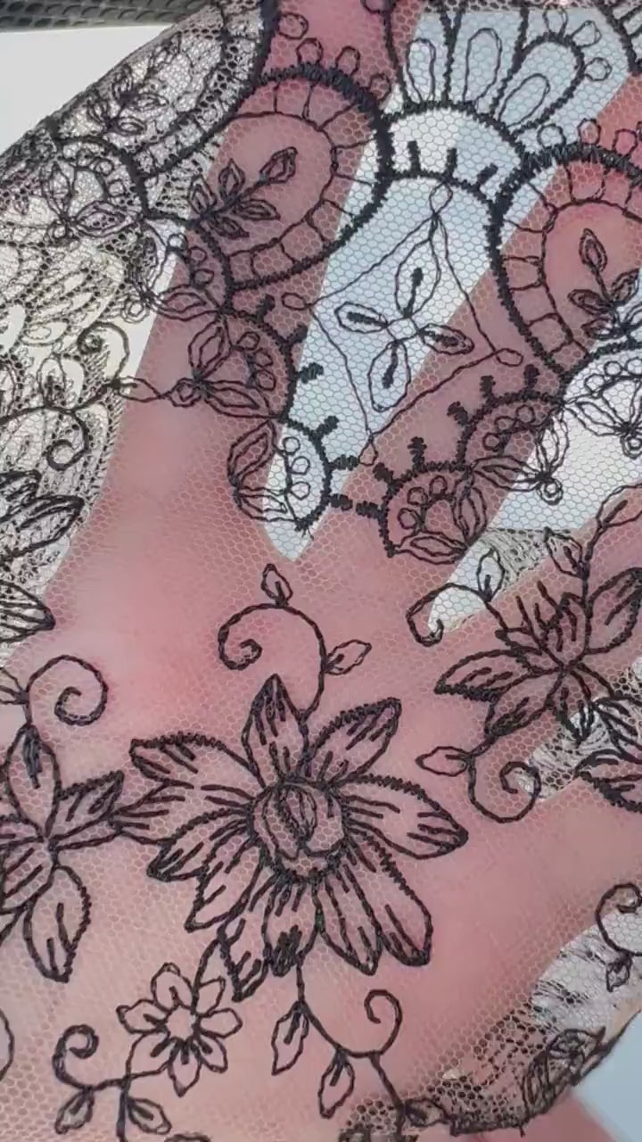 Encaje negro bordado con flores y bordes decorativos