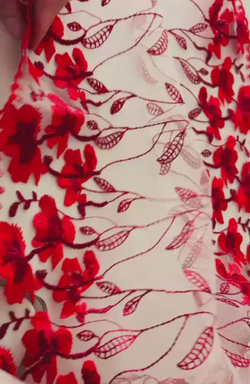 Detalle de encaje floral rojo en malla de 33cm
