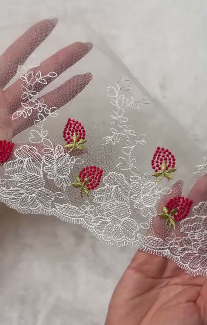 Encaje bordado blanco con diseño de fresas rojas y hojas verdes, 18.5 cm de ancho