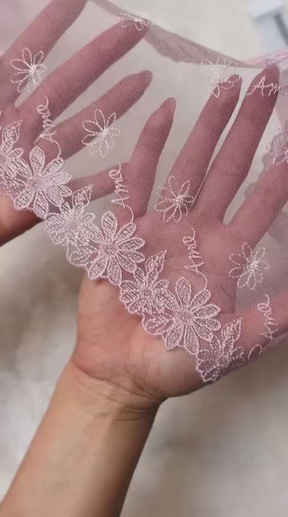 Encaje bordado rosa con detalle "Amor" y flores, doble borde festoneado, 18 cm de ancho