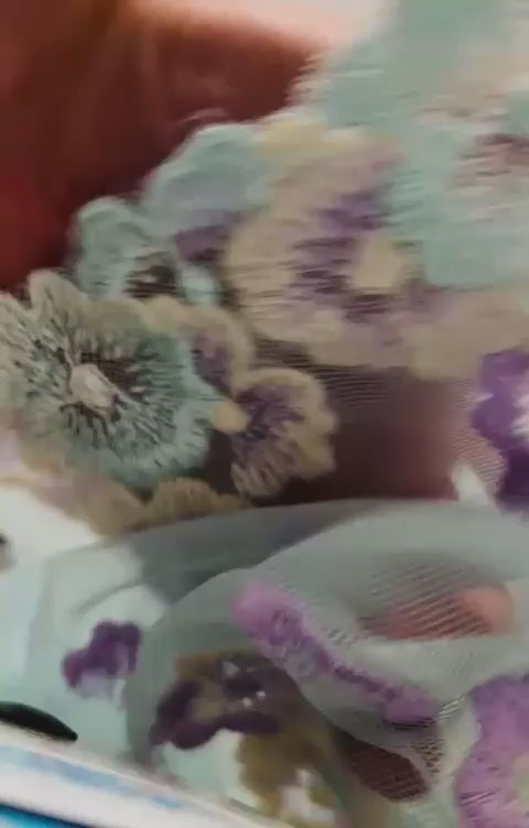 Vista completa de encaje bordado con flores coloridas
