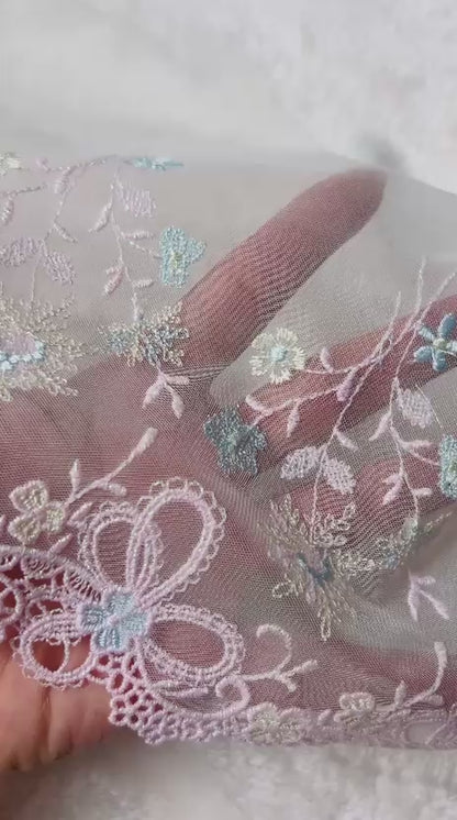 Encaje bordado sobre boile suave con flores grandes rosas, 20 cm de ancho