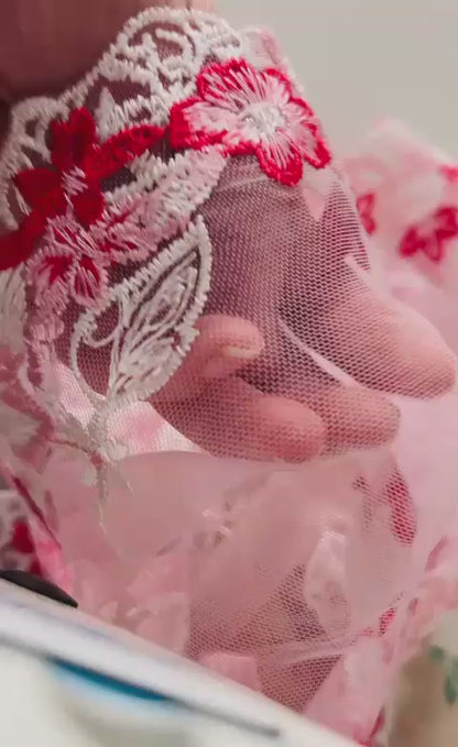 Detalle de encaje bordado floral doble color rosa
