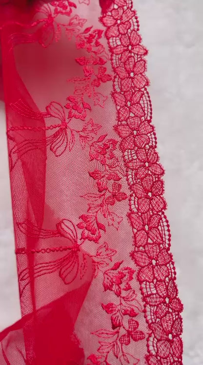 Encaje bordado rojo imperial con diseño floral y orilla festoneada, 23 cm de ancho