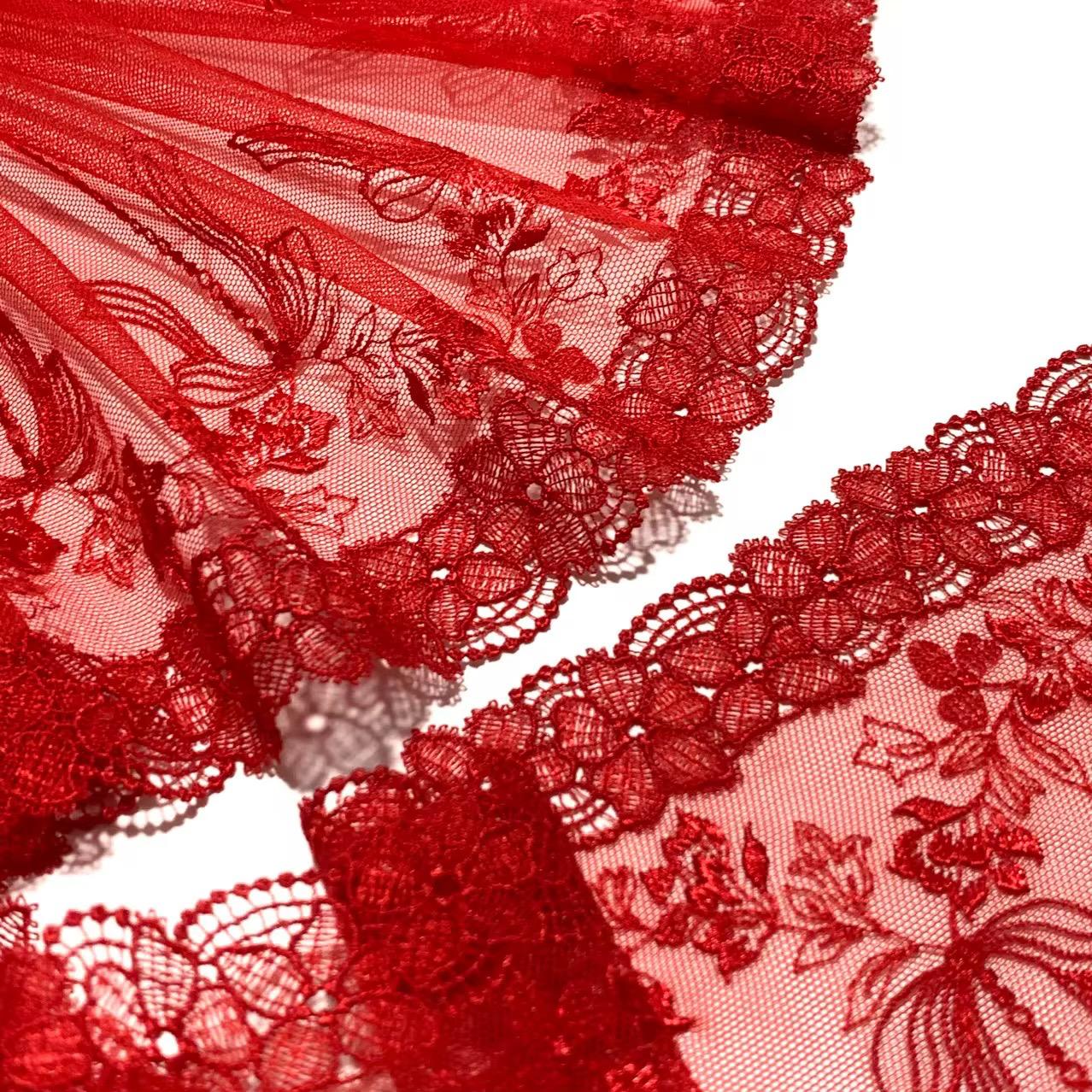 Encaje bordado rojo imperial con diseño floral y orilla festoneada, 23 cm de ancho